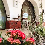 El De Herrera Hostel *